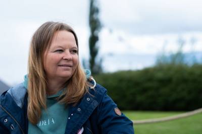 Blei utbrent av demenssjuk mor – no krev ho svar frå politikarane
