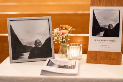 Humorlegende Arthur Arntzen bisatt i dag