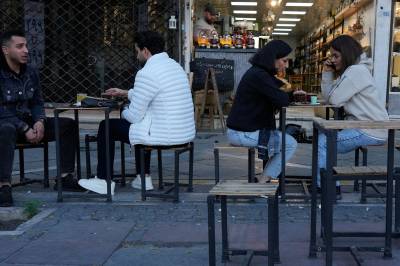 Iranere klynger seg til rutinene i bombet by