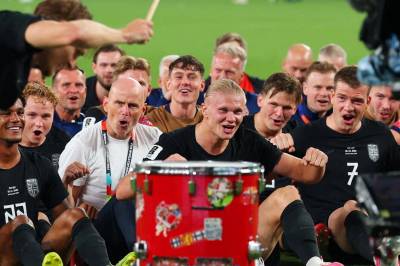 Å irritere seg over at glade nordmenn ror, er som å irritere seg over at hunder logrer Chill og relax, kamerater