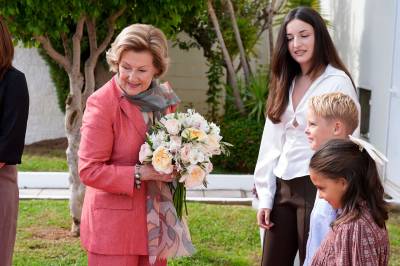 Dronning Sonja på skolebesøk i Spania