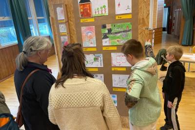 Mange kom for å sjå elevane si utstilling