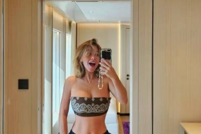 - Stikker seg veldig ut fra livet og opp