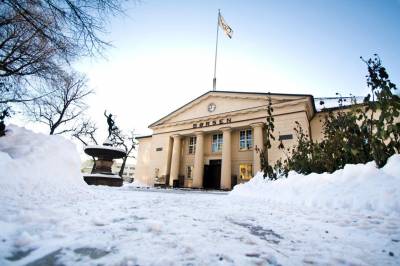 Oslo Børs marginalt opp: Kraftig oppgang for shippingaksjer – oljeserviceaksje stuper