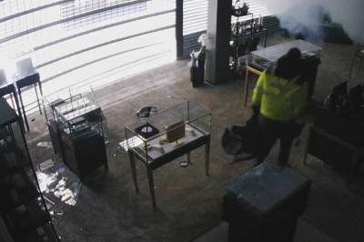 Her tar tyven seg inn på gullsmeden: Hadde på seg gassmaske