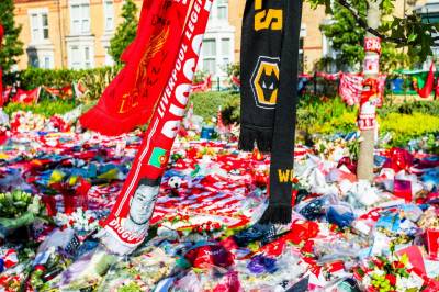 Diogo Jotas sønner blir med maskoter før kampen mellom Liverpool og Wolves på lørdag, hans tidligere klubber