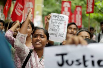 Reuters: Ung jente drept og voldtatt i India - titalls pågrepet etter voldelige protester