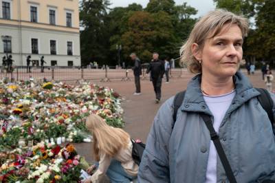 Folk står timevis i kø for å se kongens båre. – Det sier noe om samfunnet i dag.