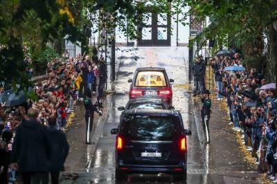 Her frakter de kongens båre gjennom Slottet
