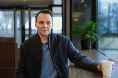 Nybakt pappa Aleksander går fra kryptospill til forsvarsteknologi