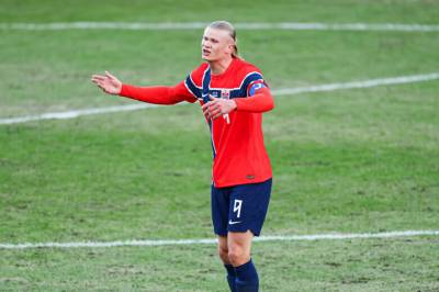 Nytt grep etter fiaskoen: Bytter gress langs banen