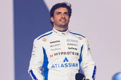 Carlos Sainz signerer en flerårig kontraktsforlengelse med Williams og blir en av de best betalte F1-førerne