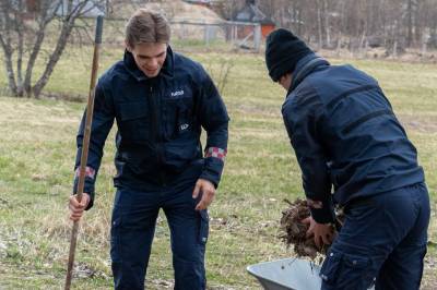 Studentene tar i et tak for bygda: – Vi har mye fritid, hvorfor ikke hjelpe?