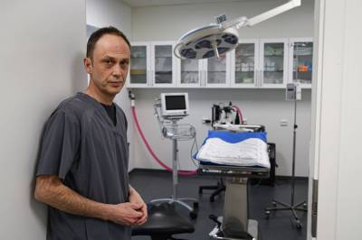 Åpner ny klinikk: Viderefører et livsverk alene