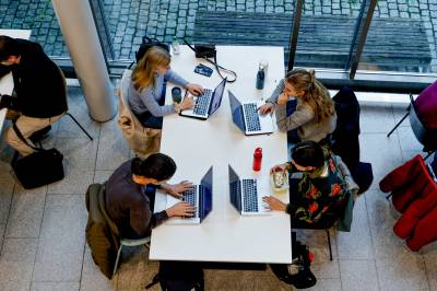 Møteplikt tvinger studentene fysisk tilbake, men engasjerer ingen