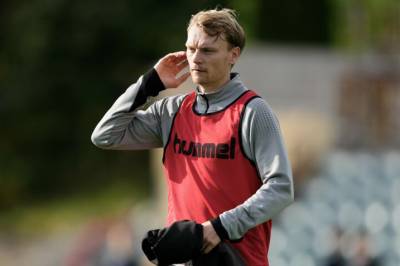 - Mange ser stygt på oss