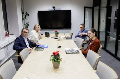 – Vi sitter ikke bare her og spiser pepperkaker