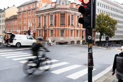 Det er i hovedsak to grunner til at syklister sykler på rødt lys