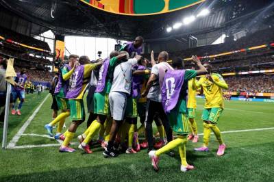 Sør-Afrikas VM-håp lever videre etter sent straffespark