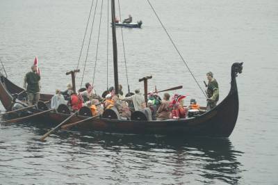 Her leker de ikke «roing» – Stiller med vikingskip i Sunnfjord