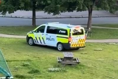 Her kjører politiet på fotballbanen