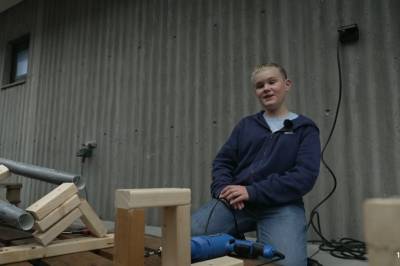 Jonas (12) har bygd berg-og-dal-bane i hagen