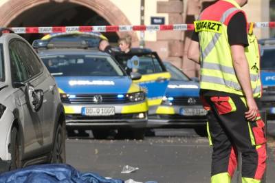 Bil har kjørt inn i folkemengde