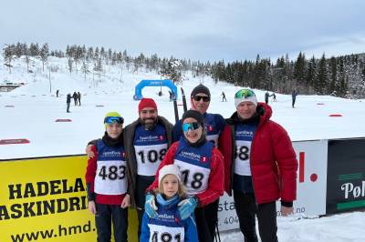 Hele familien stilte til start: – Ski er en av grunnene til at jeg trives så godt i Norge
