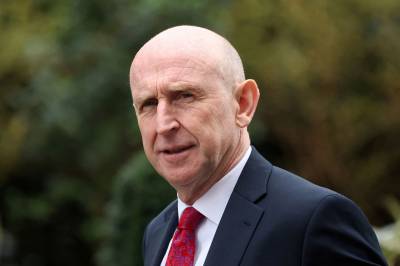 John Healey trekker seg som forsvarsminister i Storbritannia