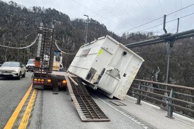 E39 stengt etter at 4,5 tonn tung konteiner falt av fra lastebil