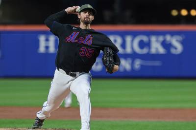 Baseballkaster truffet av ballen – spilte videre med brukket bein