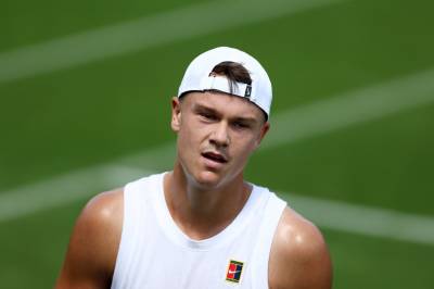 Tennisstjernen selger ødelagte racketer for elleville summer