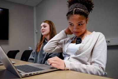 Oda og Maria først ut i europeisk KI-prosjekt: – Bra at flere lærere får mer peiling