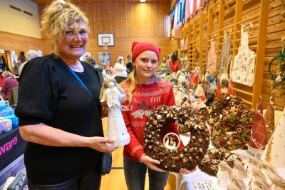 Tove og barnebarnet på julemarked: – Nå har jeg hjertet i halsen!