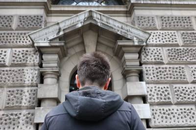 Avhøres etter åtte måneder i britisk fengsel