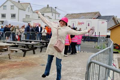 Lang kø, men Hanne er glad likevel: – Ein folkefest