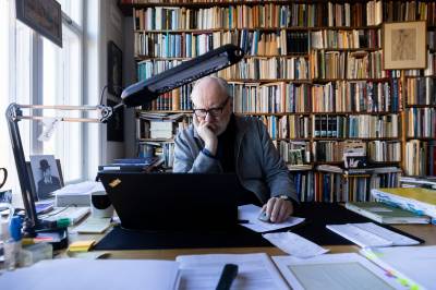 Han har Nicolai Tangen og Stein Erik Hagen på kundelisten. Selv ligger han lavt.