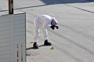Da politiet kom, fant de 35-åringen med blodige hender og flere kniver