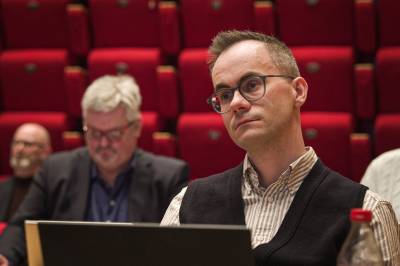 Fryktar at samanslåing av skular vil føre til nedlegging i neste omgang