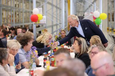 En stor åpning av et stort bygg for en stadig større gjeng