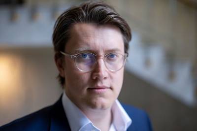 Mener prisen har gått for mye – anbefaler salg av Røkke-aksje