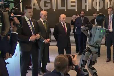 AI-drevet robot danser for Putin med mye på spill ... bare dager etter at en av dens følgesvenner snublet