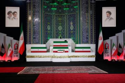 Kisten med Ali Khameneis levninger har ankommet stormoské i Teheran