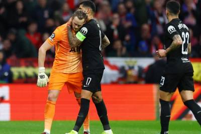 Tabbe-keeper byttet ut etter 16 minutter