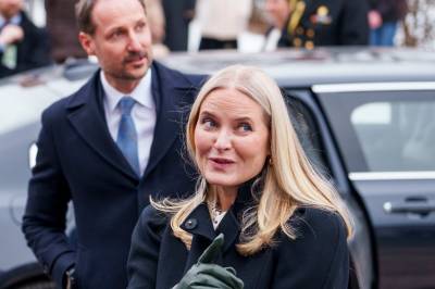 Ukene går. Det pinlige består. Kongehuset må svare.