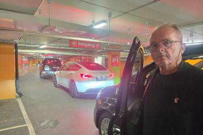 Står fast i parkerings­kjeller: – Har ventet tre timer