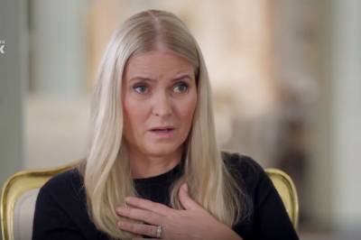 Hun svarer, men vi får ikke vite. Hun får støtte, men er alene.