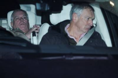 Her forlater han politistasjonen