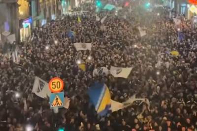 Ville scener: 100.000 stormet ut i gatene