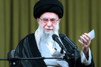 Klamrer seg til makten